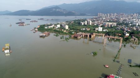 (miniature) Photo aérienne de la digue Nankang du lac Poyang