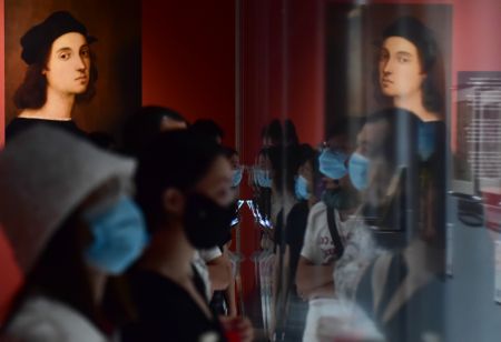 (miniature) Des visiteurs lors de l'exposition A la rencontre de Raphaël : chefs-d'oeuvre de la Renaissance au néoclassicisme au Guardian Art Center