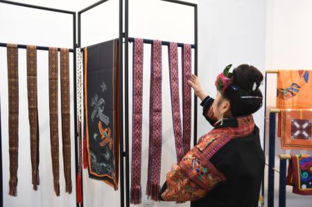 (miniature) Une femme contrôle la qualité des oeuvres de broderie dans un atelier de Shibing