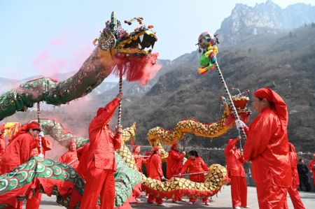 (miniature) Des artistes folkloriques exécutent une danse du dragon à Qinyang