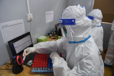 (miniature) Des professionnels de santé scannent les codes des échantillons d'acide nucléique dans un laboratoire de dépistage à Sanya