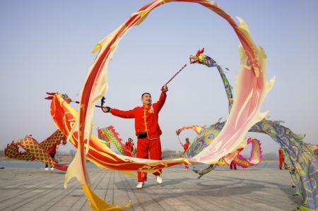 (miniature) Des personnes exécutent une danse du dragon dans le district de Gaoqing