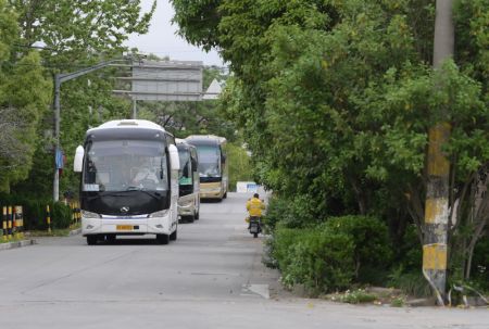 (miniature) Des bus transportant des villageois retournant chez eux depuis le site de quarantaine se dirigent vers le village de Lianqin du bourg de Beicai