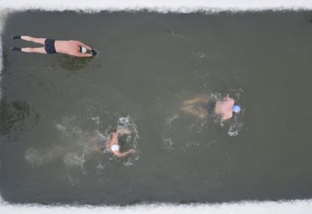 (miniature) Des gens nagent dans l'eau glacée de la rivière Songhua à Harbin