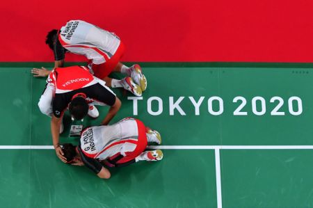 (miniature) Les Indonésiennes Greysia Polii (en bas) et Apriyani Rahayu (en haut) célèbrent leur médaille d'or en double dames de badminton contre les Chinoises Jia Yifan et Chen Qingchen aux Jeux olympiques de Tokyo 2020