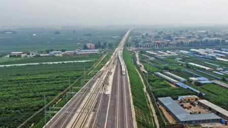 (miniature) Photo d'un train roulant sur la ligne à grande vitesse Chaoyang-Linghai dans la province du Liaoning
