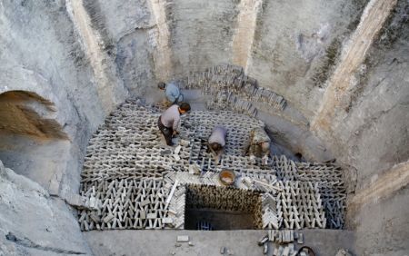 (miniature) Des ouvriers arrangent des briques cyan dans une briqueterie du bourg Chu'an