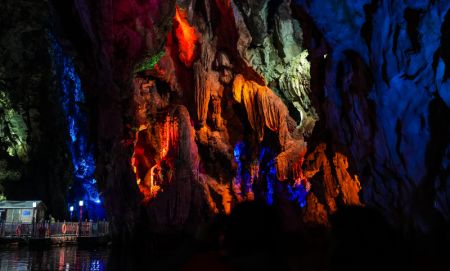 (miniature) Photo d'une grotte karstique dans le site pittoresque du palais Loong