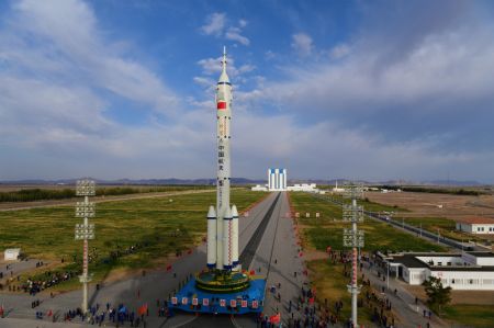 (miniature) La combinaison du vaisseau spatial habité Shenzhou-13 et d'une fusée porteuse Longue Marche-2F est transférée dans la zone de lancement du Centre de lancement de satellites de Jiuquan