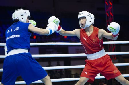 (miniature) La Chinoise Hu Meiyi (à droite) face à la boxeuse algérienne Mansouri Fatiha lors d'un match préliminaire de catégorie de 45-48 kg des Championnats du monde de boxe féminine IBA 2023 à New Delhi