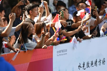 (miniature) Des spectateurs assistent au relais de la torche des 19e Jeux asiatiques à Hangzhou