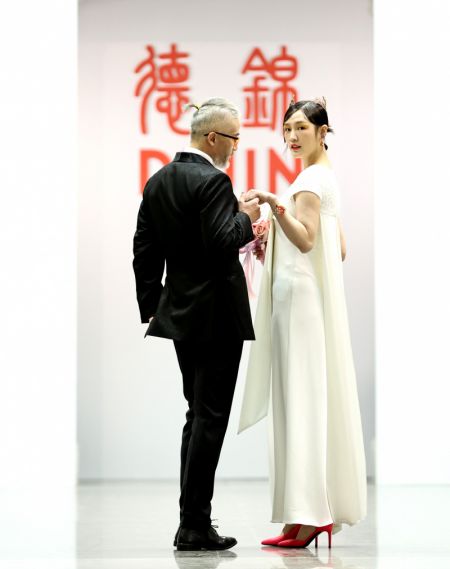 (miniature) Des mannequins présentent des créations de Dejin lors d'un défilé de la semaine de la mode de Chine 2020/2021 AW Collection diffusé en direct à Beijing