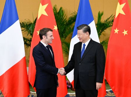 (miniature) Le président chinois Xi Jinping rencontre le président français Emmanuel Macron à Bali