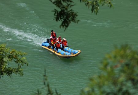 (miniature) Des touristes font du rafting dans le site touristique de Maoyanhe à Zhangjiajie