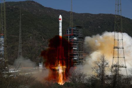 (miniature) Une fusée porteuse Longue Marche-3B transportant le satellite Gaofen-13 02