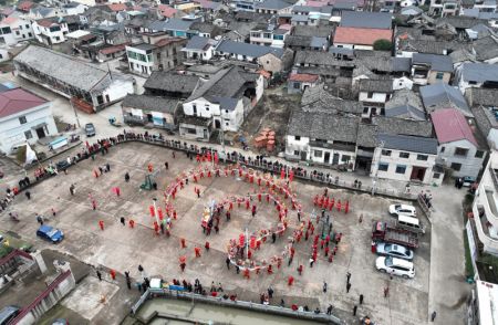 (miniature) Photo aérienne de drone montrant des acteurs exécutant une danse du dragon devant la salle ancestrale de la famille Zhou dans le village de Fengjiangzhou de la ville de Zhuji