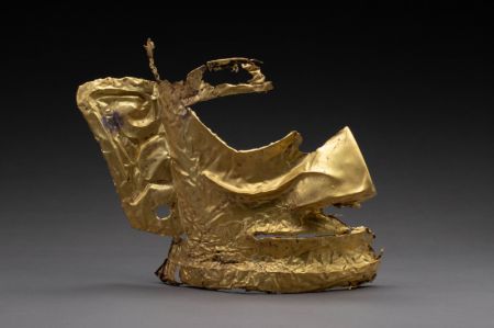 (miniature) Photo non datée d'une partie d'un masque en or déterrée sur le site des ruines de Sanxingdui