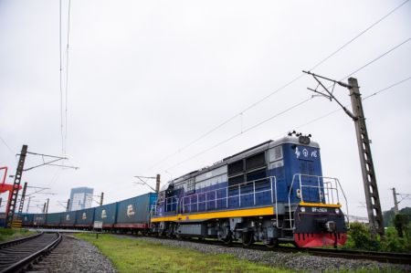 (miniature) Le train X8426 à destination de Minsk quitte la gare du Nord de Changsha