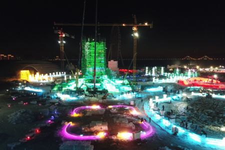 (miniature) Photo aérienne prise le 7 décembre 2022 d'ouvriers travaillant sur le chantier de construction du Monde de glace et de neige de Harbin