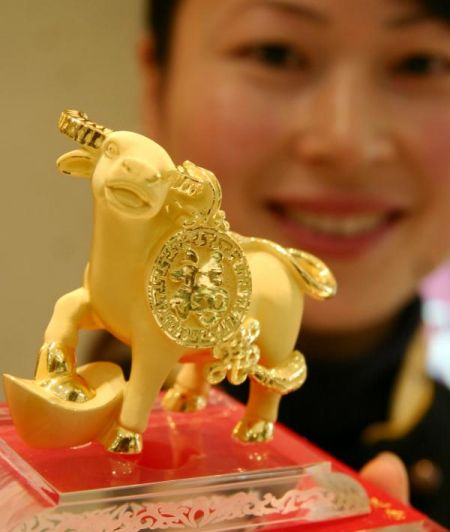 (miniature) Des figurines en or à l'effigie du boeuf