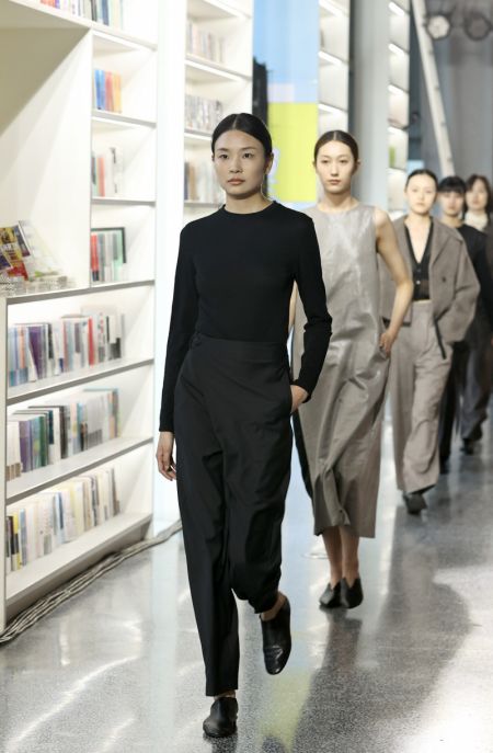 (miniature) Des mannequins présentent des créations de la collection automne-hiver 2020/2021 lors de la Semaine de la mode de la Chine à Pageone