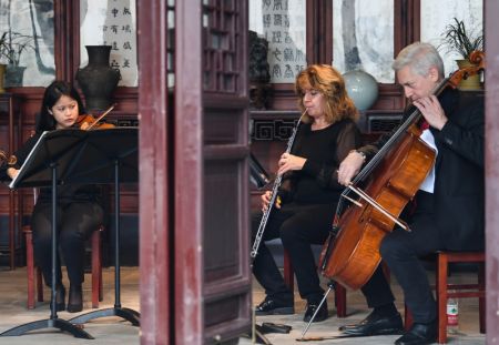 (miniature) Des musiciens de l'Orchestre de Philadelphie jouent au jardin du Modeste administrateur à Suzhou