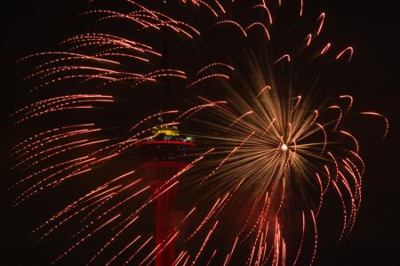 (miniature) Un feu d'artifice est organisé pour célébrer le 73e anniversaire de la fondation de la République populaire de Chine