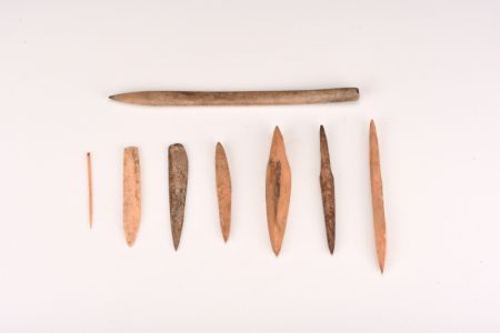 (miniature) Photo non datée fournie par l'Institut provincial de l'archéologie du Shanxi montrant des outils en os découverts sur le site archéologique de Dongqu