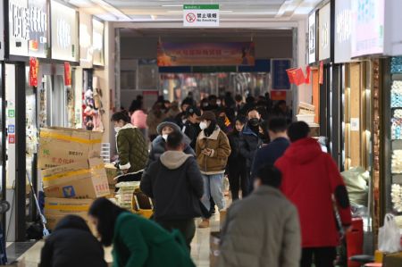 (miniature) Des personnes font des achats au marché du commerce international de la ville de Yiwu