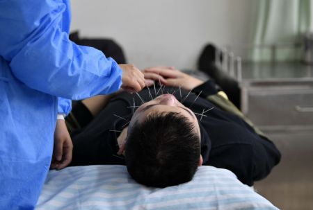(miniature) Un patient reçoit une thérapie d'acupuncture à l'hôpital de médecine traditionnelle chinoise de l'arrondissement de Fengnan