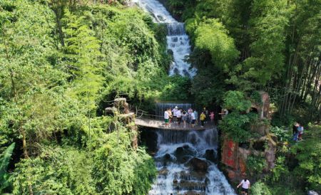 (miniature) Des touristes dans la zone touristique du lac de Baofeng à Zhangjiajie