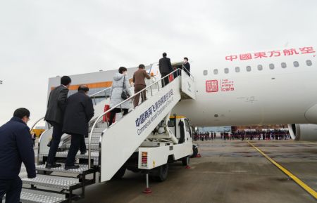 (miniature) Des passagers montent à bord du gros avion C919 pour son vol inaugural de l'aéroport international Pudong de Shanghai à l'aéroport international Hongqiao de Shanghai