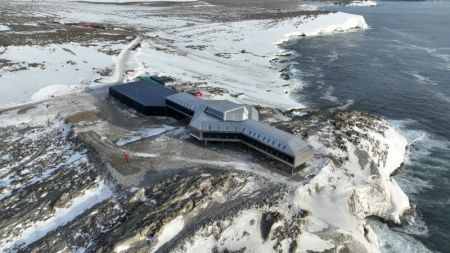 (miniature) Photo aérienne prise par un drone le 6 février 2024 montrant la station Qinling en Antarctique