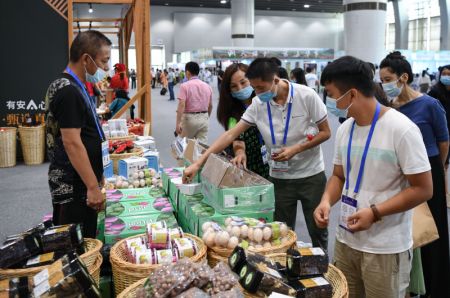 (miniature) Des visiteurs sur un stand de produits agricoles à la 28e édition de l'Exposition de Guangzhou