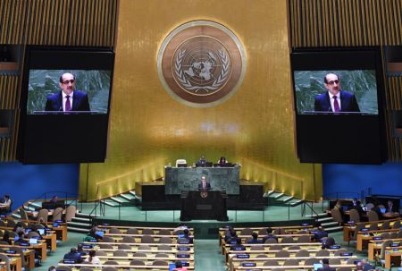 (miniature) Le vice-ministre syrien des Affaires étrangères Bassam Sabbagh (à la tribune et sur les écrans) prononce un discours lors du débat général de la 78e session de l'Assemblée générale des Nations Unies au siège de l'ONU à New York