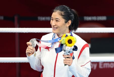 (miniature) La Chinoise Li Qian lors d'une cérémonie de remise des prix après la finale de la boxe féminine - 69 - 75 kg (poids moyen)