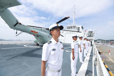 (miniature) Des soldats se tiennent debout à bord du navire-hôpital chinois Arche de la paix (Peace Ark) dans un port de Zhoushan de la province chinoise du Zhejiang (est)