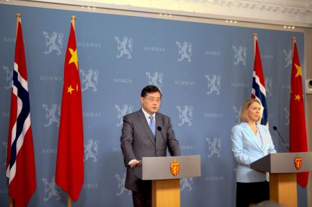 (miniature) Le conseiller d'Etat et ministre chinois des Affaires étrangères Qin Gang (à gauche) et la ministre norvégienne des Affaires étrangères Anniken Huitfeldt donnent une conférence de presse conjointe à Oslo