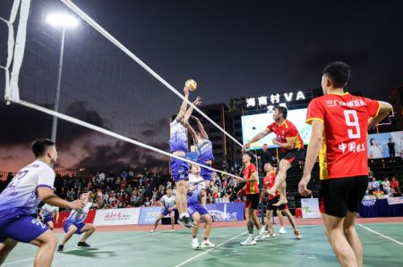 (miniature) Des joueurs participent à un match de volley-ball au niveau de village à Wenchang