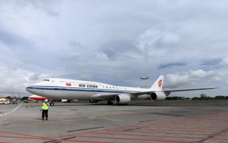 (miniature) Le président chinois Xi Jinping arrive à Bali