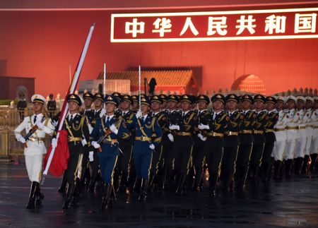 (miniature) Une cérémonie de lever du drapeau national pour célébrer le 71e anniversaire de la fondation de la République populaire de Chine