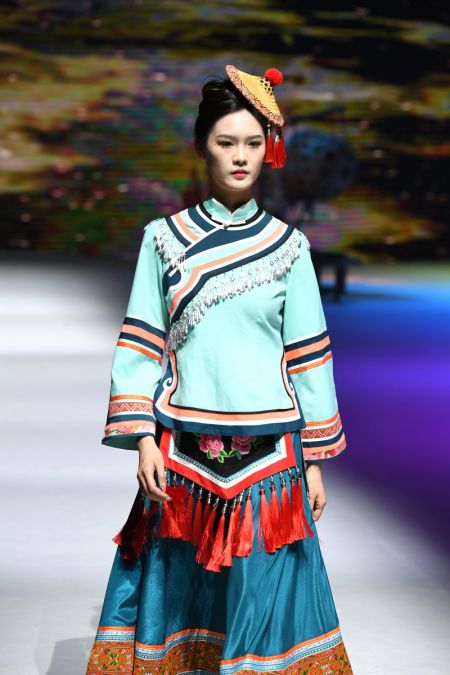 (miniature) Un mannequin présente un costume ethnique lors d'un défilé de costumes à Nanning