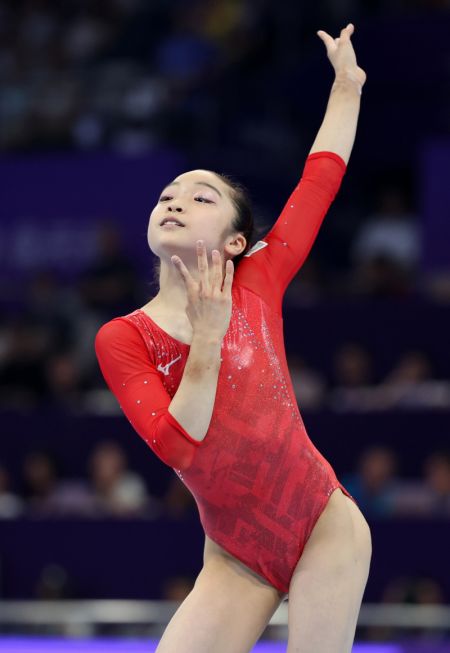 (miniature) La Japonaise Okamura Mana durant la compétition au sol de la finale du concours général féminin de gymnastique artistique aux 19es Jeux asiatiques