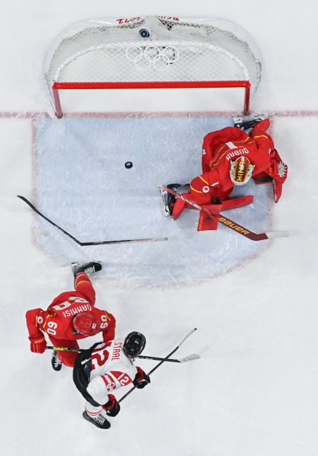 (miniature) Le joueur canadien Eric Staal (en bas) durant le match de phase de poule du groupe A de hockey sur glace hommes entre la Chine et le Canada
