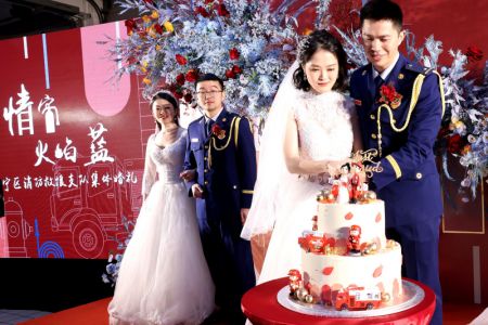 (miniature) Des pompiers et leurs épouses à leur cérémonie de mariage de groupe à Shanghai