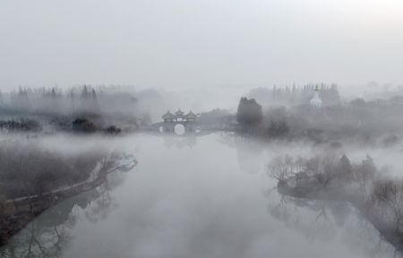 (miniature) Photo aérienne du Lac mince de l'Ouest enveloppé de brouillard à Yangzhou