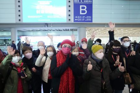 (miniature) Le premier groupe de touristes de Hong Kong assiste à une cérémonie d'accueil à l'Aéroport international de Beijing