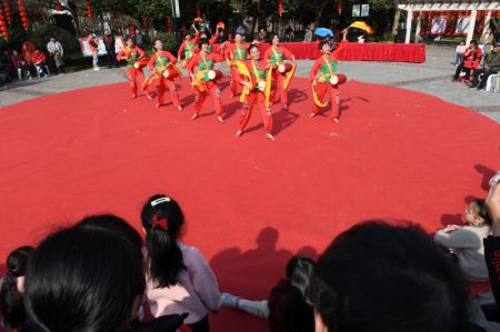 (miniature) Des habitants jouent du tambour dans l'arrondissement de Wuxing de la ville de Huzhou de la province chinoise du Zhejiang (est)