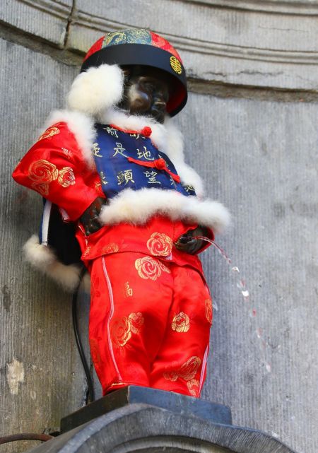 (miniature) Photos : Manneken-Pis en tenue traditionnelle chinoise