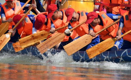 (miniature) La 20e course de bateaux-dragons d'Ankang est organisée sur la rivière Hanjiang pour célébrer la fête traditionnelle des bateaux-dragons à Ankang